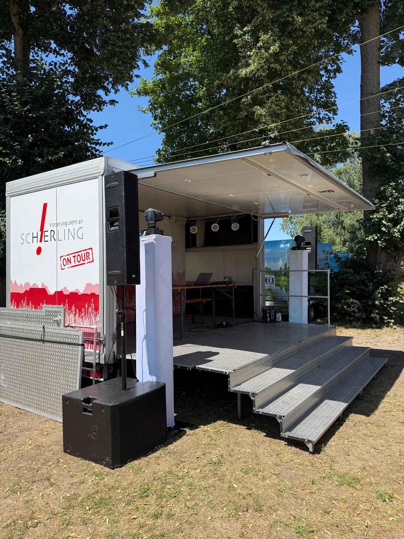 Mobile Bühne und Veranstaltungstechnik von Event4U bei einem Vereinsfest
