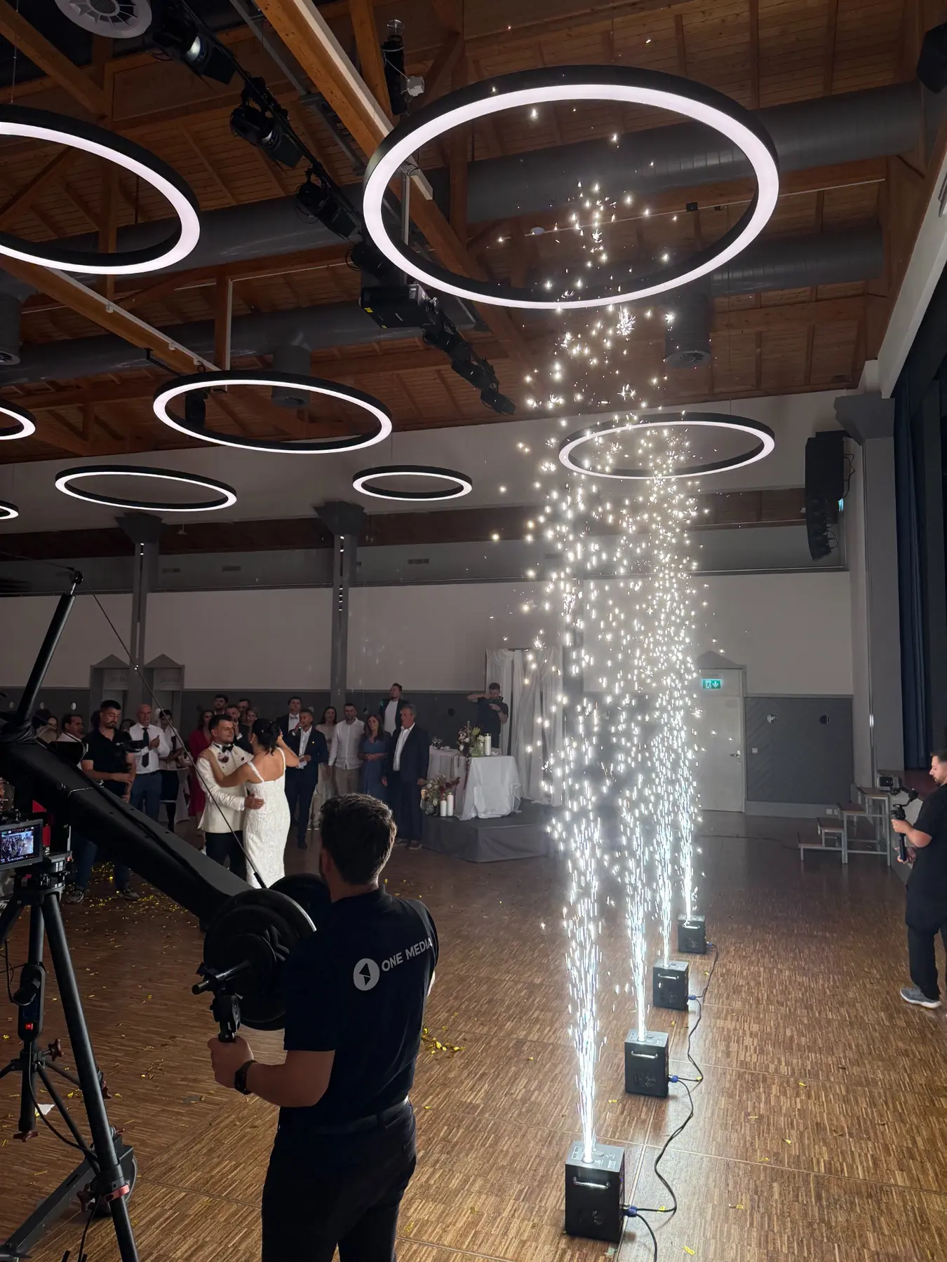 Hochzeitstanz mit Kaltfunken-Effekten und Veranstaltungstechnik von Event4U