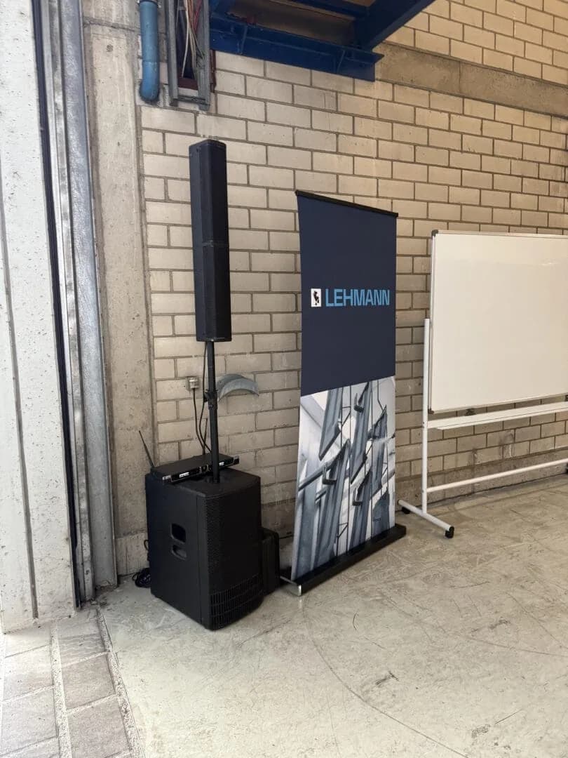 Kompaktes Säulenlautsprechersystem für eine Informationsveranstaltung in Regensburg