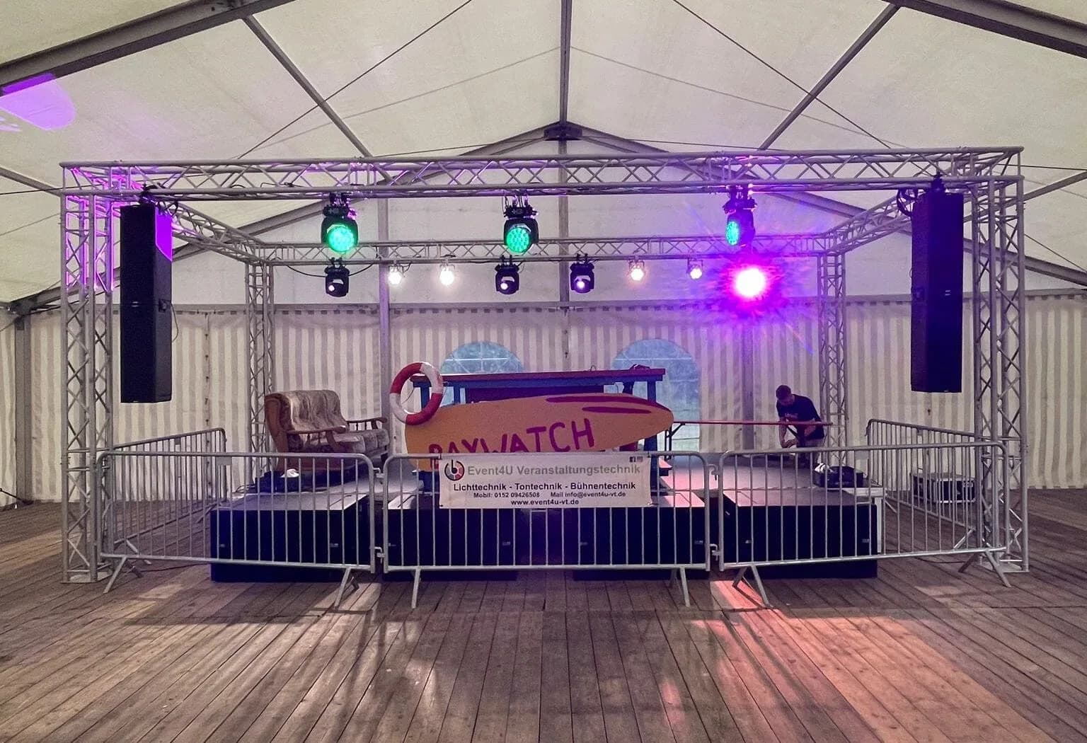 Bühnen-, Traversen- und Lichttechnik von Event4U bei einer Open-Air-Veranstaltung