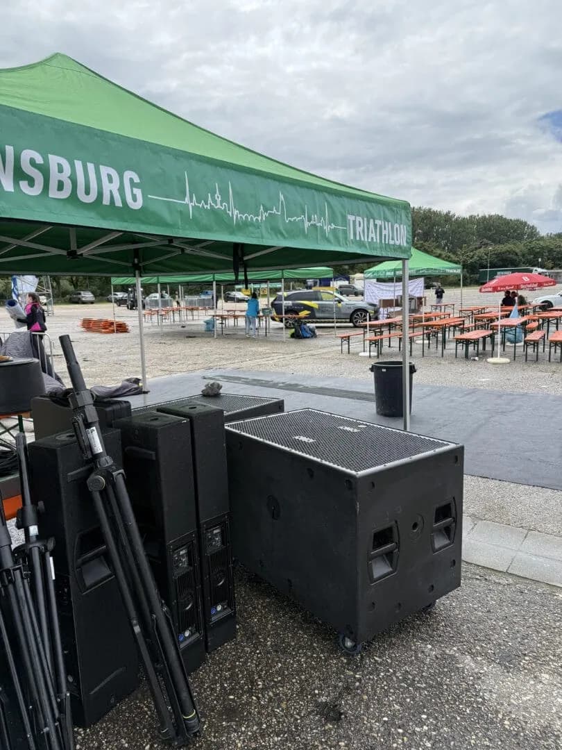 Vorbereitete Tontechnik von Event4U bei einer Outdoor-Sportveranstaltung in Regensburg