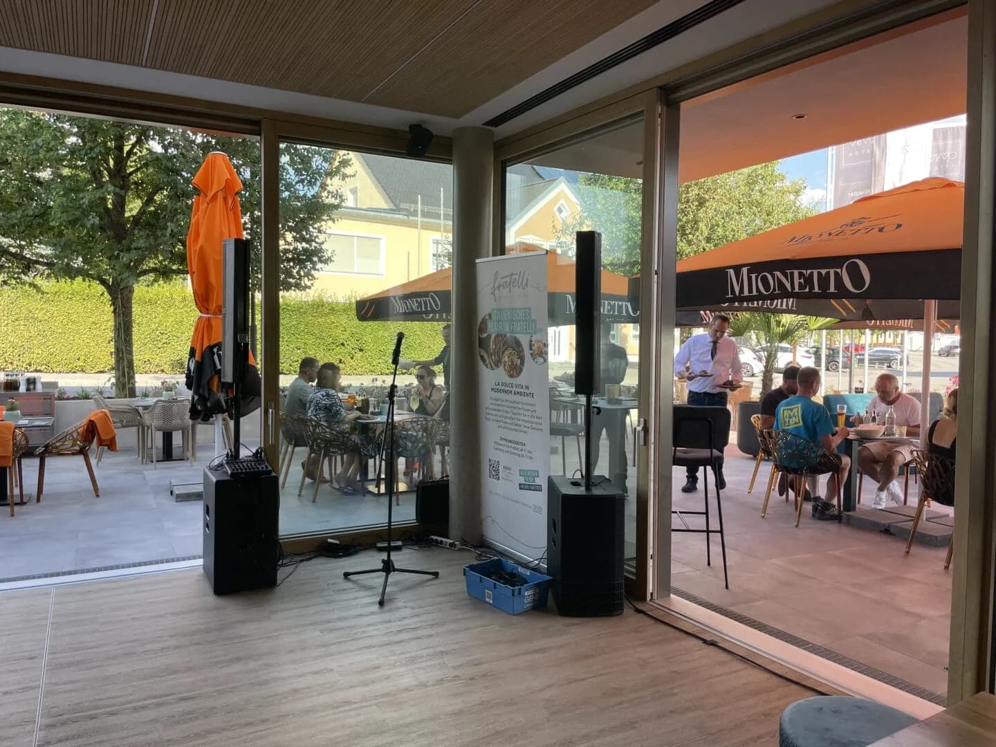 Kompakte Beschallungsanlage bei einer Veranstaltung in einer Gastronomie