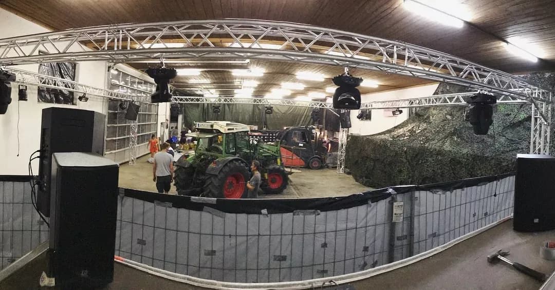 Traversen- und Lichttechnik in einer individuell genutzten Eventlocation